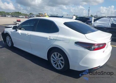 2021 Toyota Camry Le z USA, uszkodzony, nr VIN 4T1C11AK8MU428215